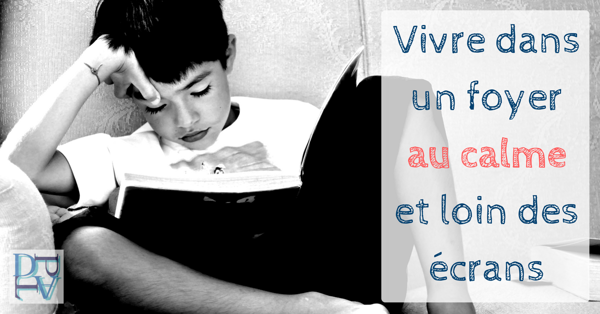 Enfant lit un livre au lieu de rester devant un écran